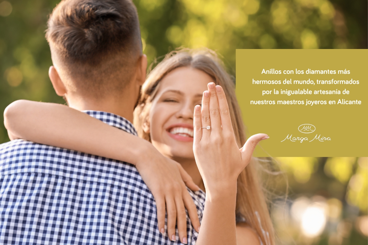 pareja mostrando anillo de compromiso en oro amarillo ideales para la pedida de mano brillante